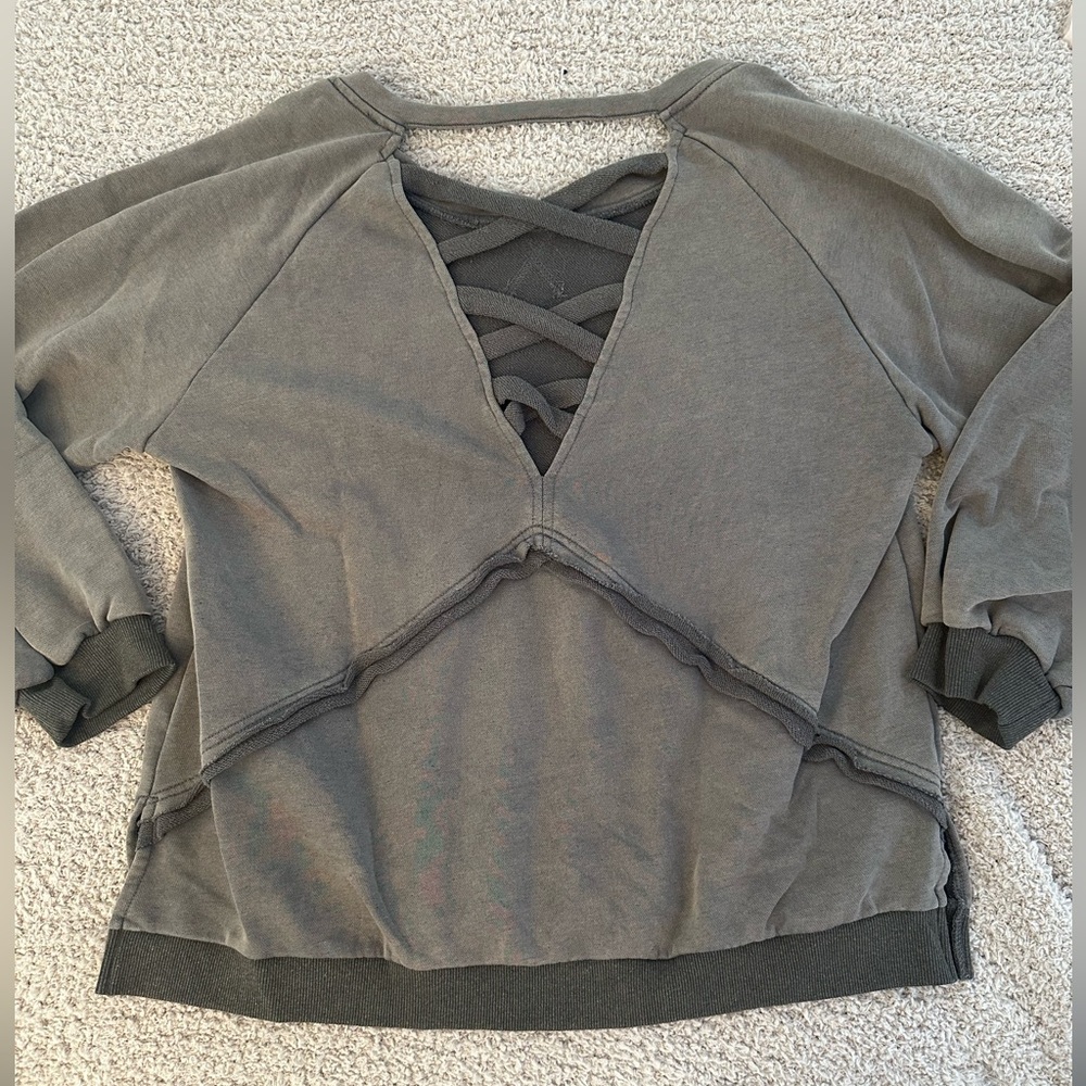 VICI DOLLS CRISSCROSSED V-BACK SWEATSHIRT M
